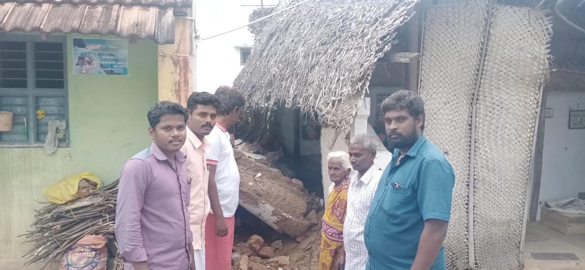 ஆறுதல் சொல்லும் இளைஞர்கள்