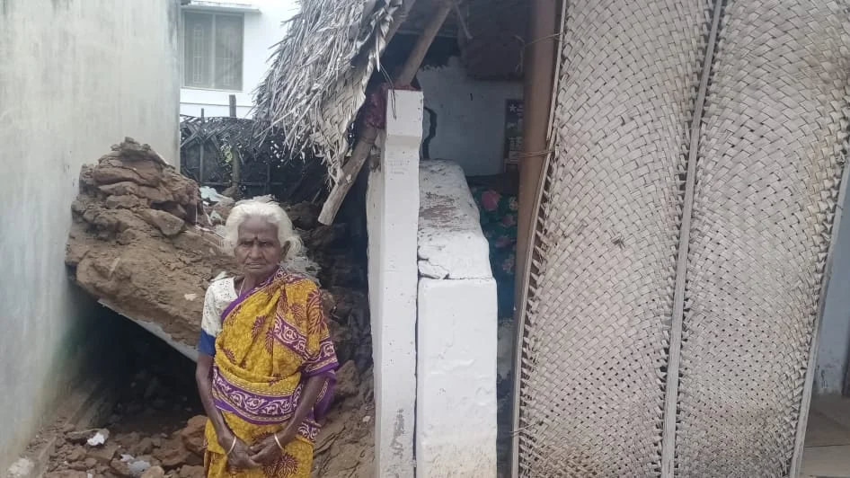 இடிந்த சுவருடன் ஜெபமாலை