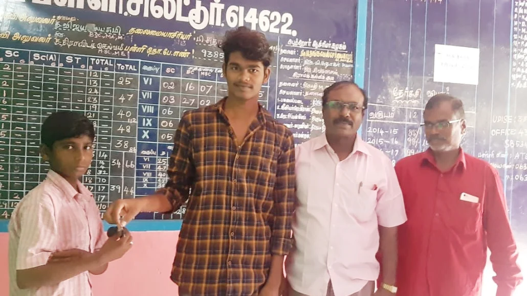 மிதிவண்டி அன்பளிப்பு கொடுத்த முன்னாள் மாணவன்