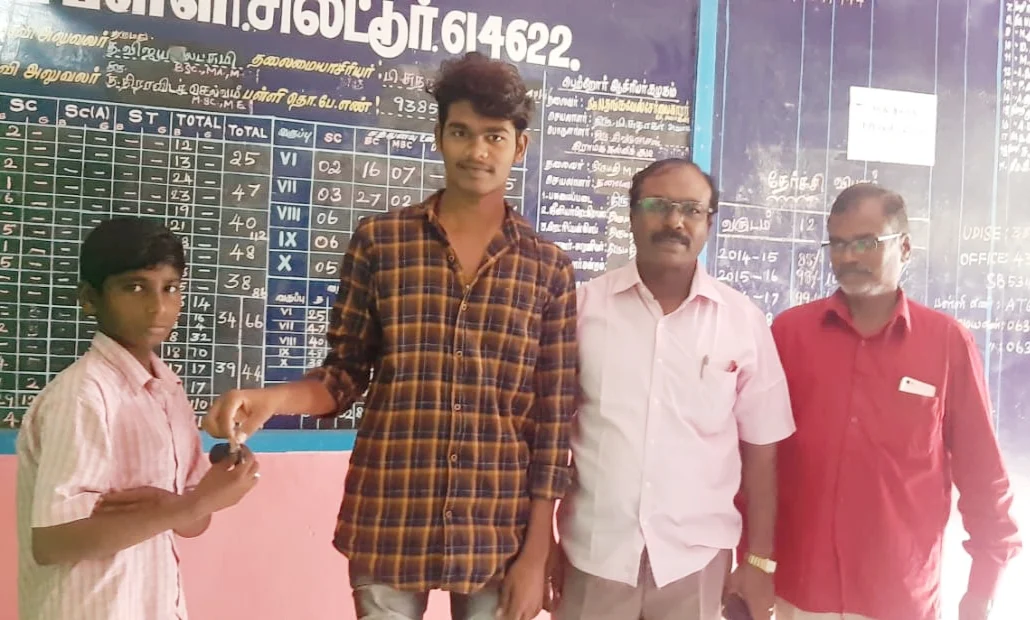 அன்பளிப்பு கொடுத்த மாணவன்
