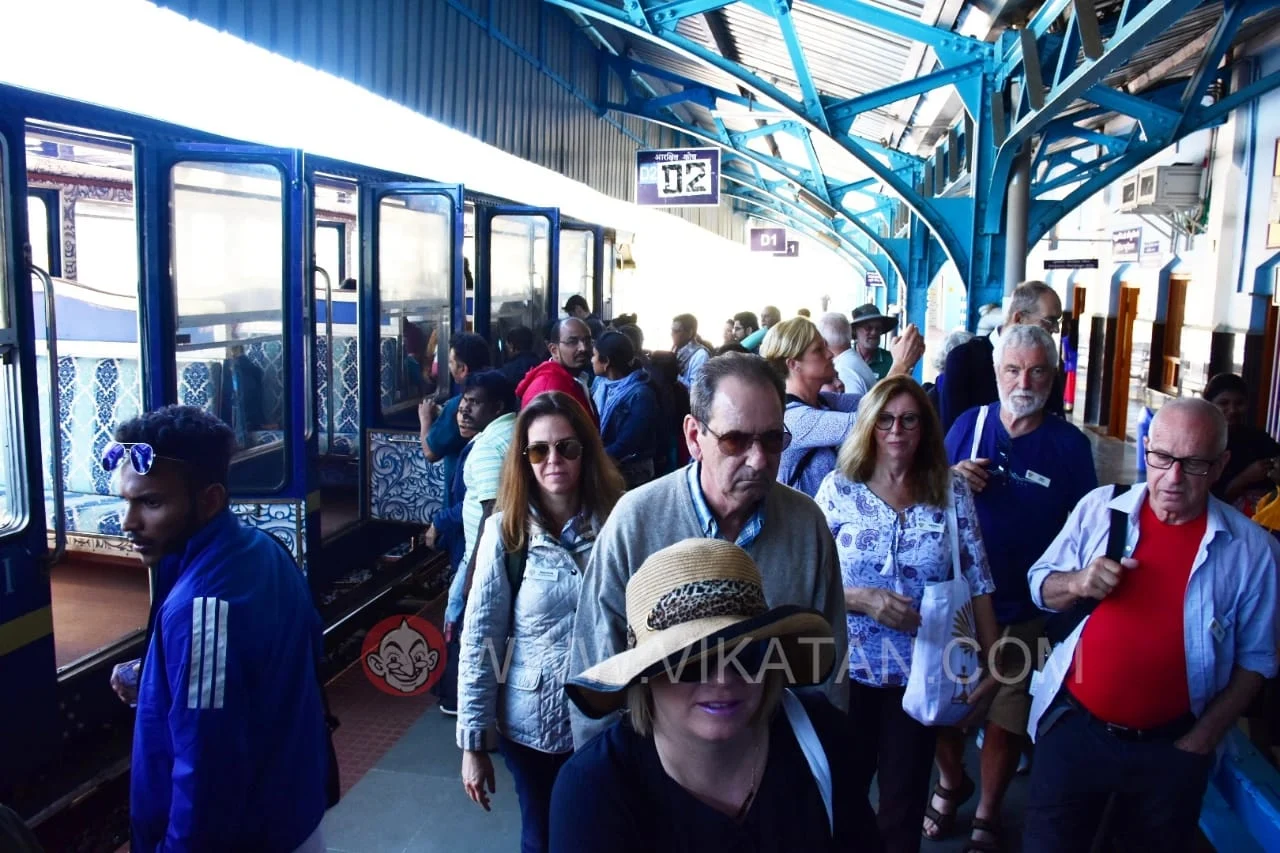 Nilgiri mountain train& tourists