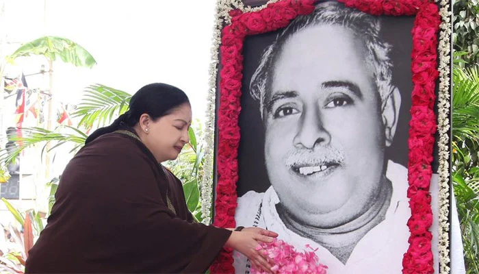 அண்ணாவுக்கு அஞ்சலி செலுத்தும் ஜெயலலிதா