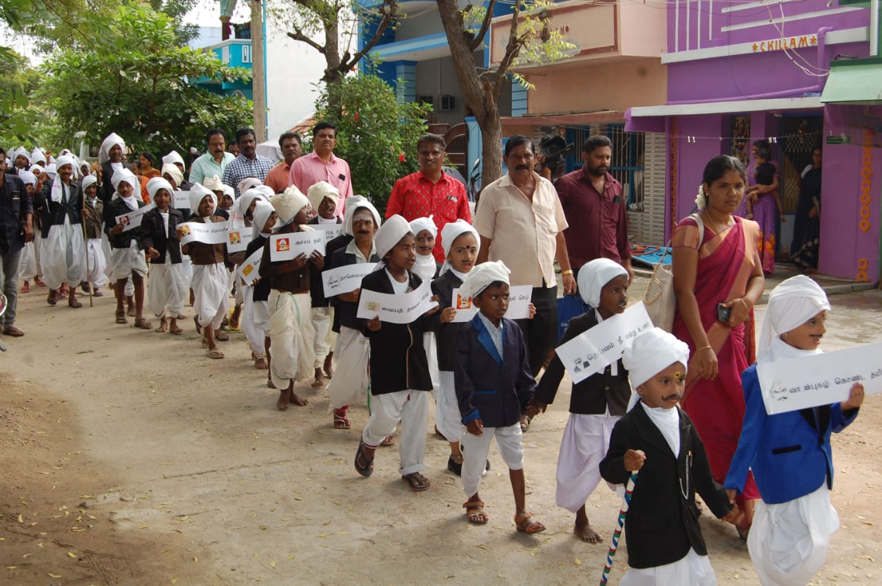 பாரதி வேடமணிந்த மாணவர்கள்