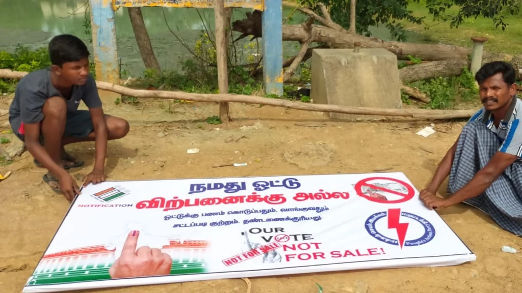 விழிப்புணர்வு பேனர் ஒட்டும் இளைஞர்கள்