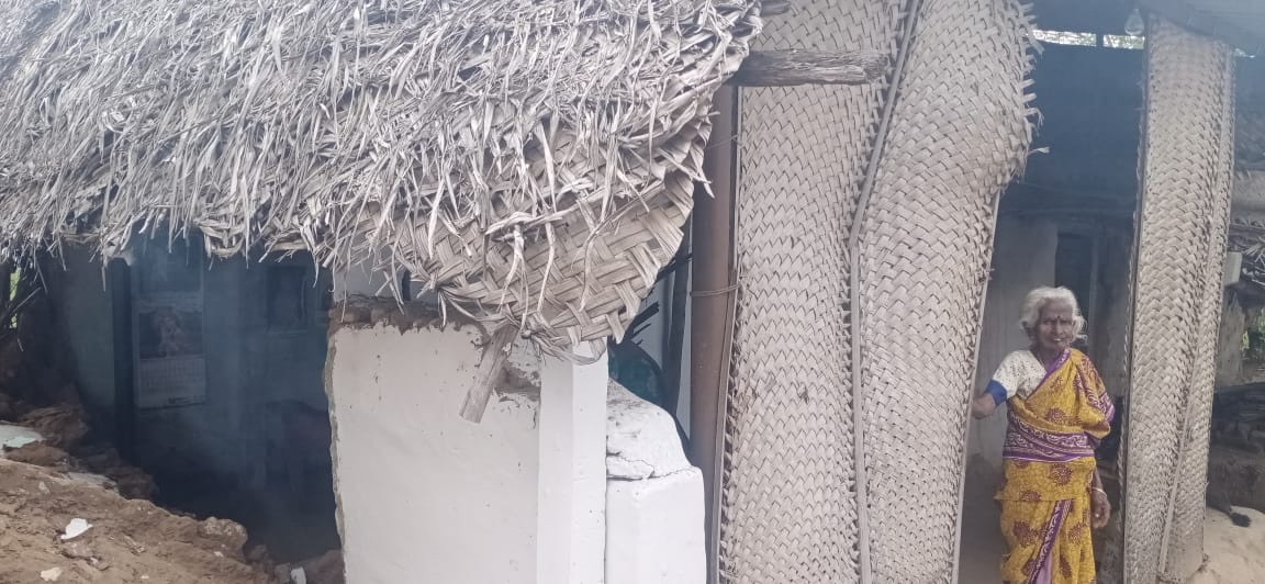ஜெபமாலை வீட்டுமுன்பு
