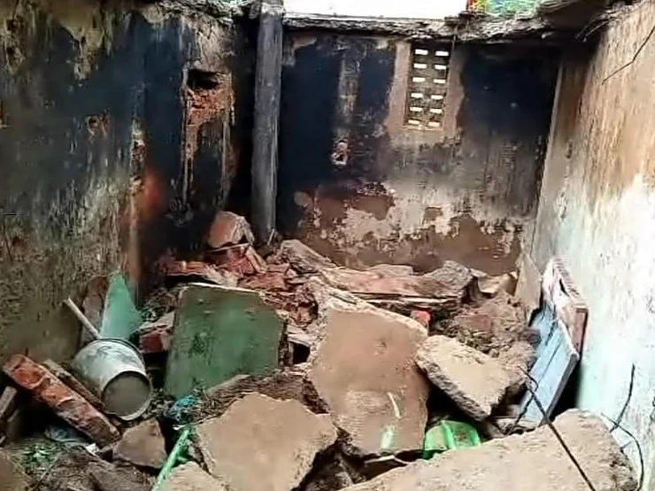 தொடர் மழை; பயன்பாடற்ற சத்துணவுக் கட்டடம் - தேனி பள்ளி மாணவர்களைப் பதறவைத்த விபத்து!