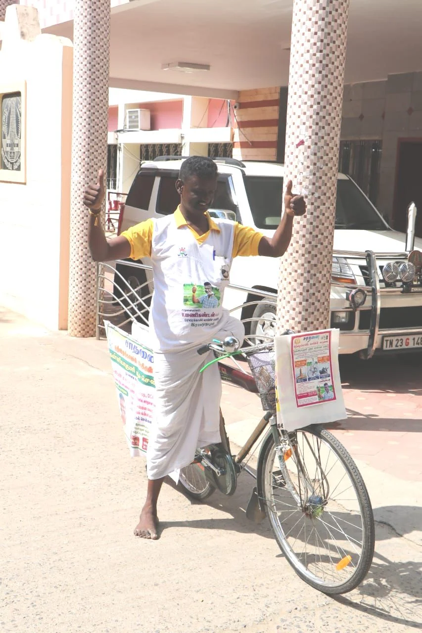 ஒற்றைக் காலில் சைக்கிள் ஓட்டி விழிப்புணர்வு