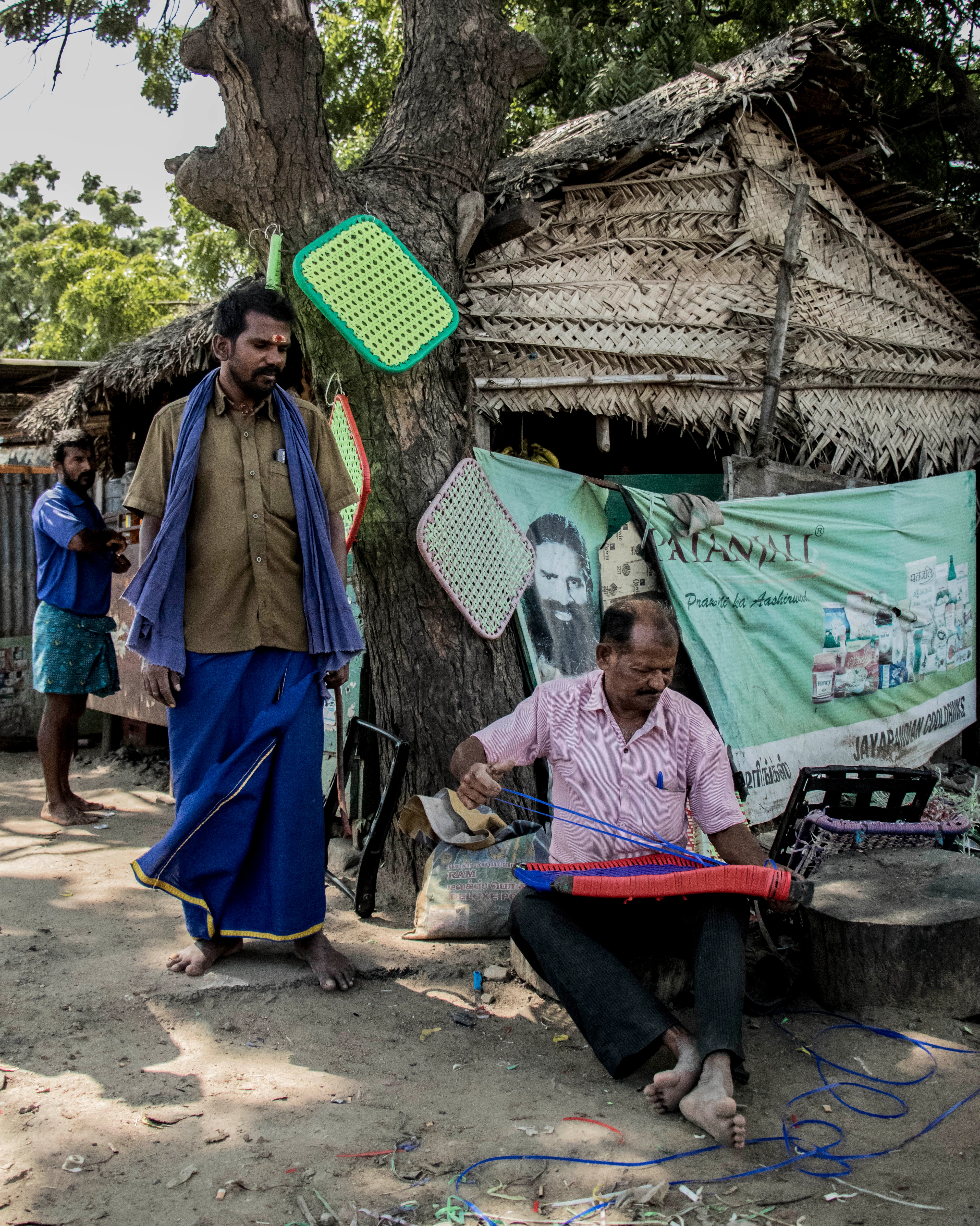 நீண்ட பயணத்தின் இருக்கை பின்னப்படுகிறது.