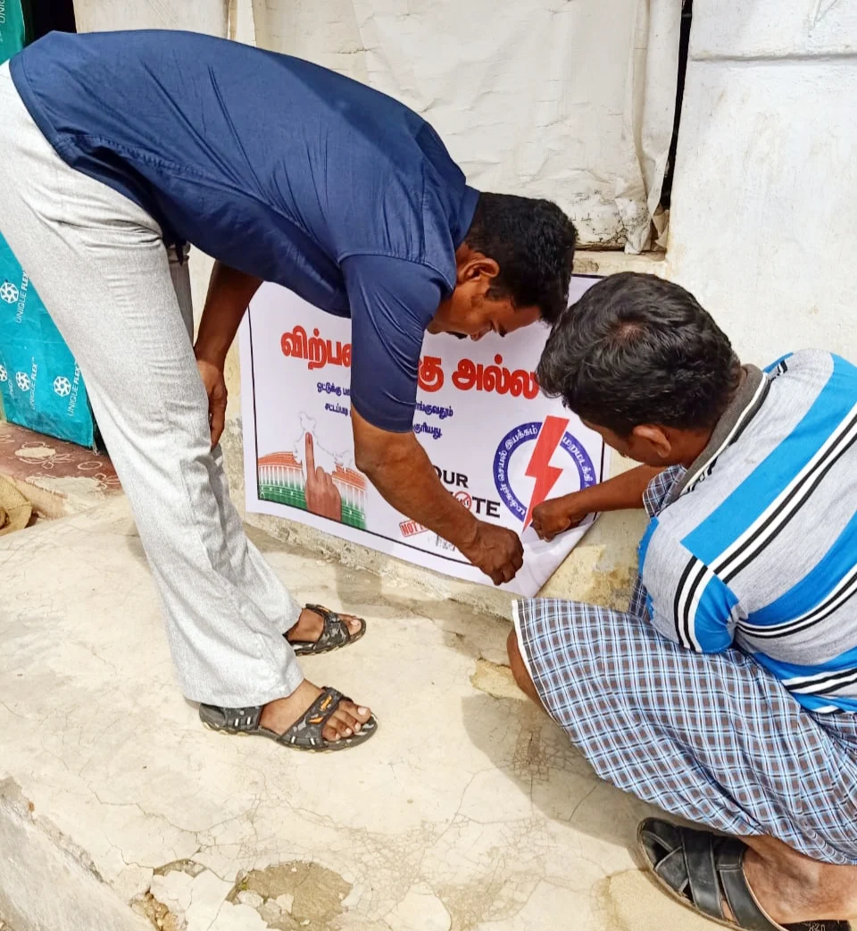விழிப்புணர்வு பேனர் ஒட்டும் இளைஞர்கள்
