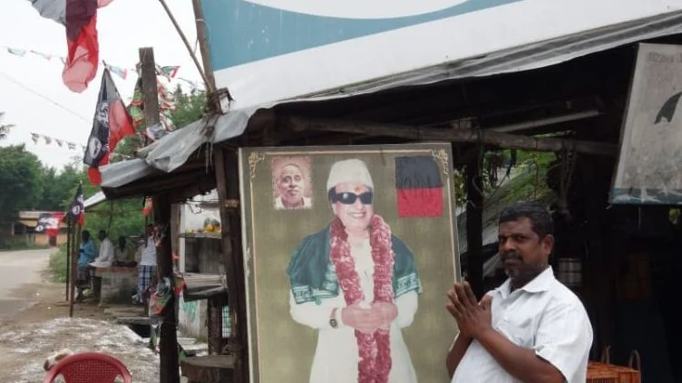 தி.மு.க கொடி வைத்து அஞ்சலி