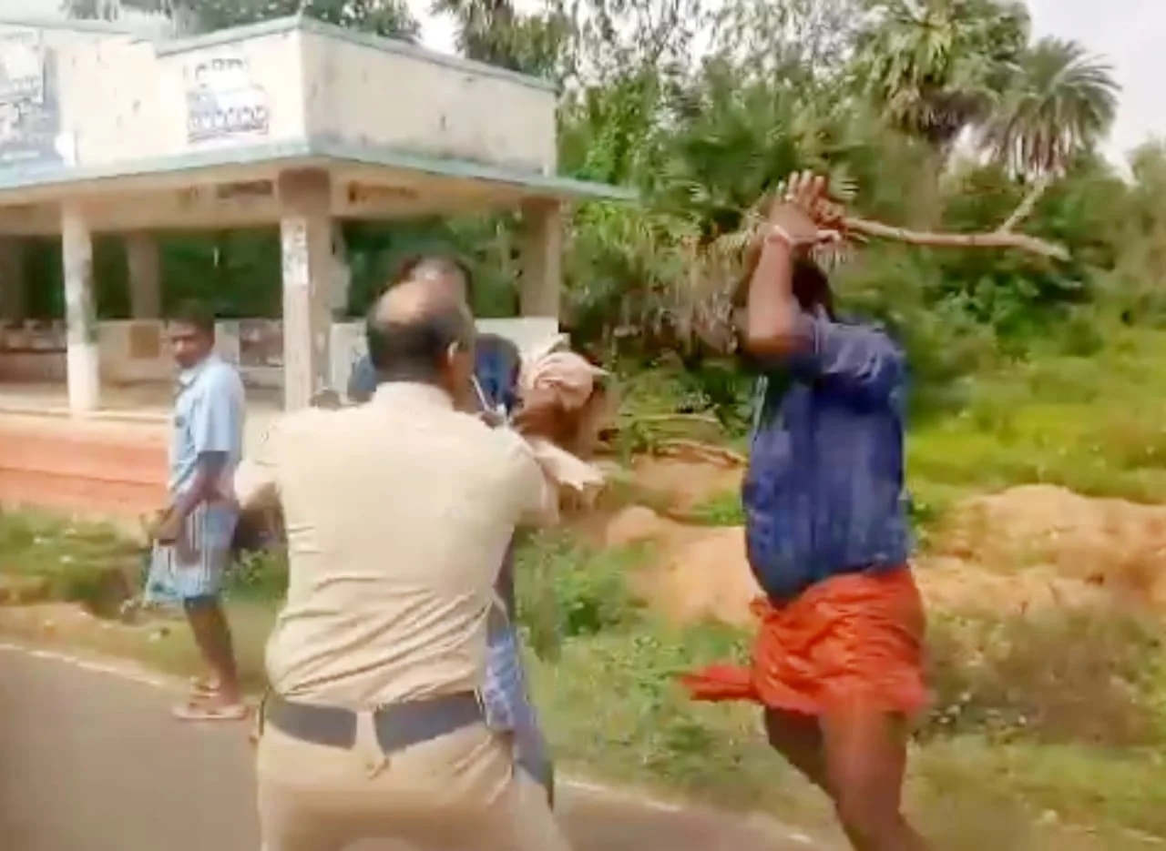 போலீஸ் மீது தாக்குதல்