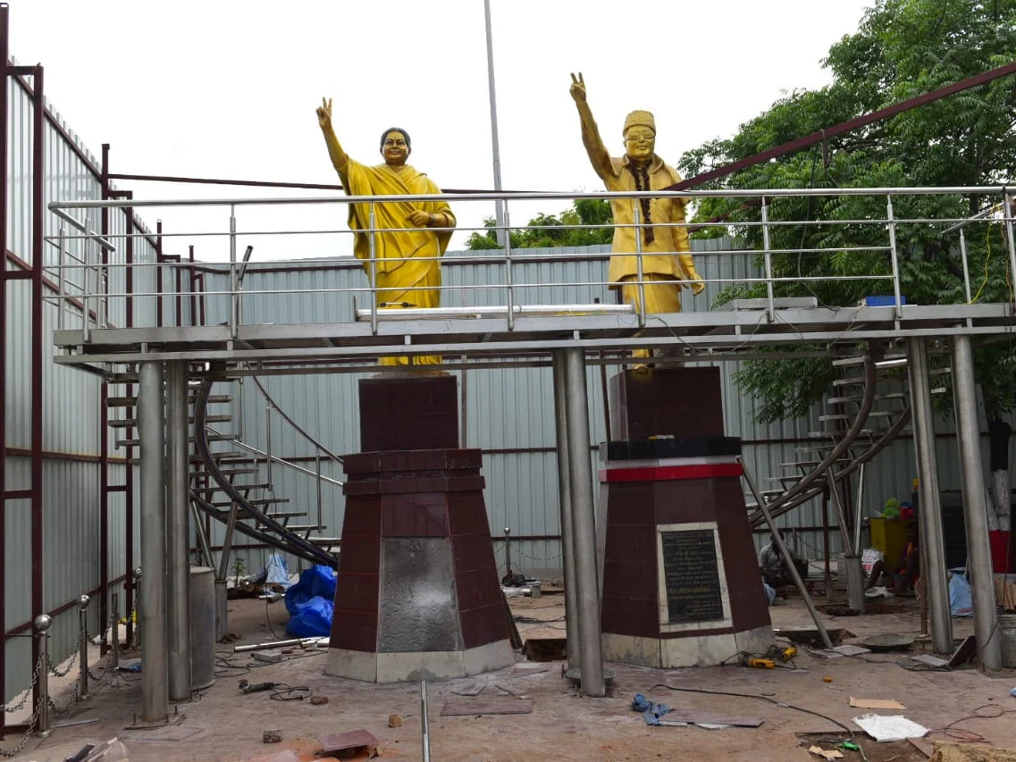`எம்.ஜி.ஆர் சிலை பராமரிப்பு; திடீரென உருவான ஜெயலலிதா சிலை!' -கொதிக்கும் மதுரை தி.மு.க