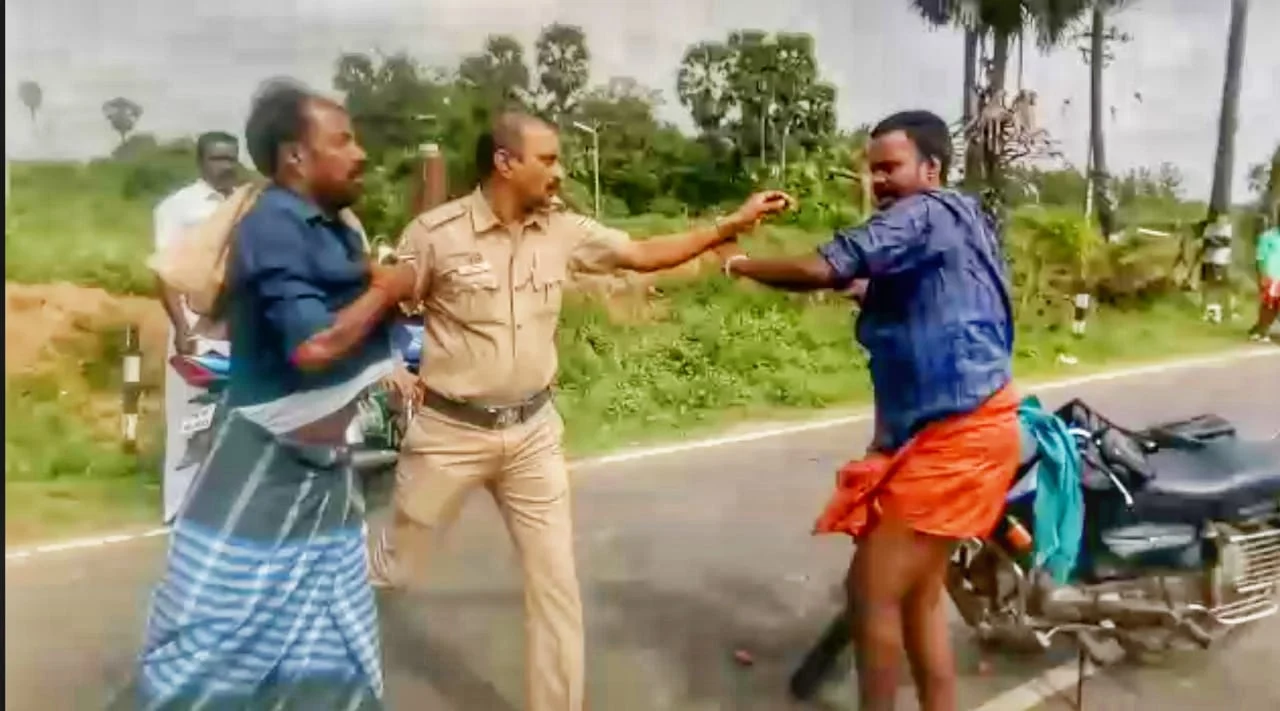 போலீஸ் மீது தாக்குதல்