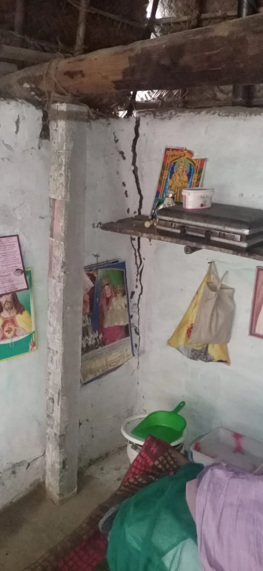 இடிந்து விழுந்த சுவர்