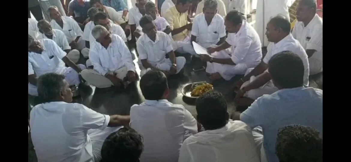 ஊர் கூட்டத்தில்