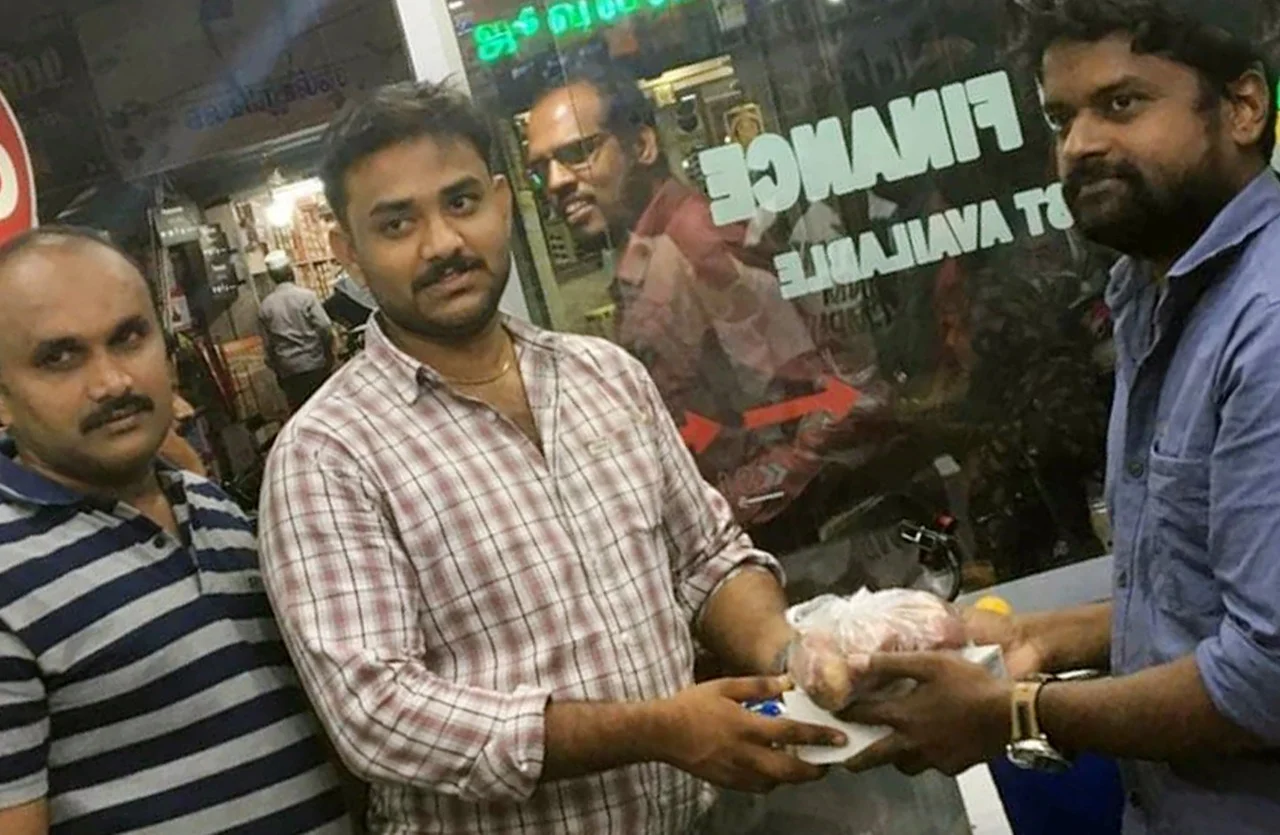 `ஸ்மார்ட் போன் வாங்கினால் வெங்காயம் இலவசம்!’- பட்டுக்கோட்டையில் அசத்தல் ஆஃபர்