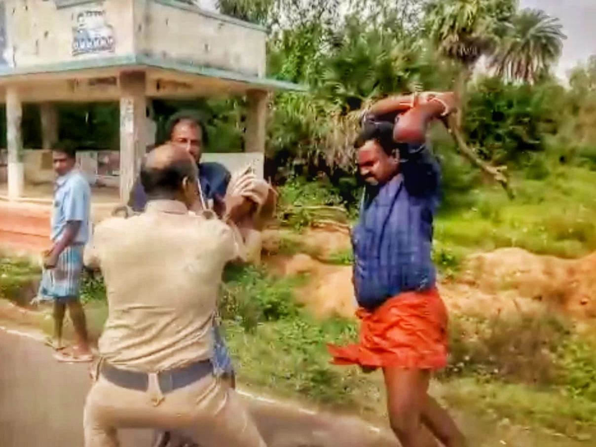 `சட்டையில் இருந்து கை எடு.. இல்லண்ணா..’- ஒரத்தநாட்டில் காவலரை கத்தியால் தாக்கி தப்பிய இருவர்