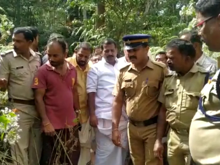 `விறகு சேகரிக்கச் சென்றார்; திரும்பவில்லை!’ - புலியால் கலங்கிய வயநாட்டு பழங்குடியின கிராமம்