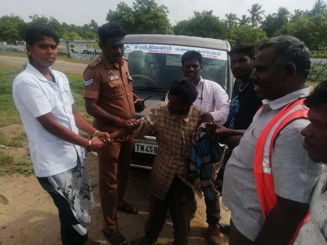 மனநலக் காப்பக ஊழியர்களோடு மனநலம் பாதித்தவர்