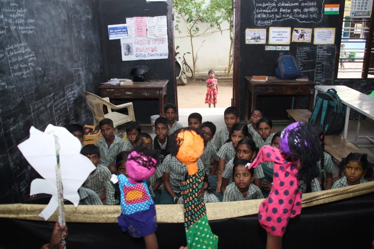 பள்ளியில் பொம்மலாட்டம் மூலம் பாடம்