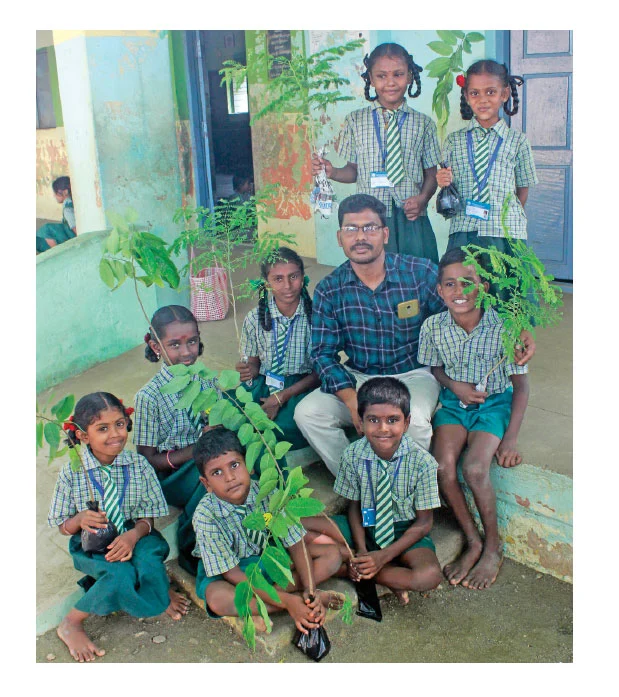 மாணவர்களுடன் கோபிநாதன்
