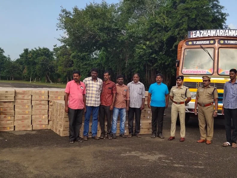 `நாகையில் லாரியில் சிக்கிய ரூ.20 லட்சம் மதிப்புள்ள மதுபானம்!’ - வாக்காளர்களைக் கவர கொண்டுவரப்பட்டதா?