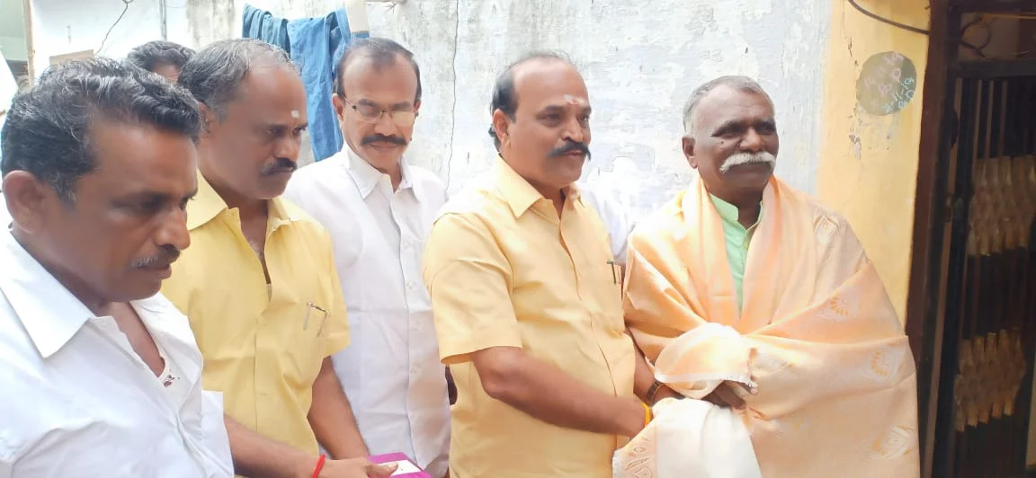 கோ.தர்மனுடன் அமைச்சர் கடம்பூர் ராஜு