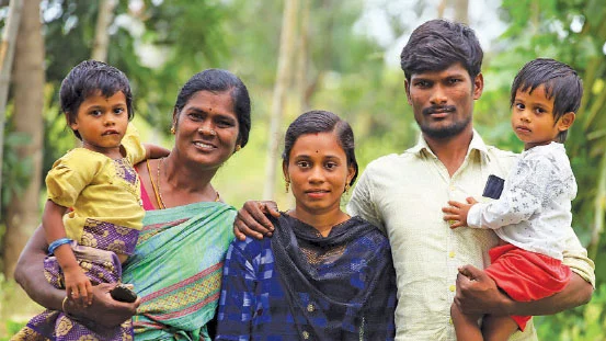 மாமியார், கணவர், குழந்தைகளுடன் லதா...