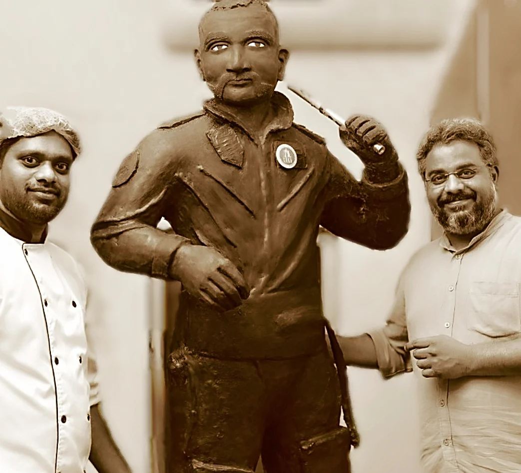 அபிநந்தன் சிலையுடன் செஃப் ராஜேந்திரன் மற்றும் நிறுவனர் ஸ்ரீகாந்த்