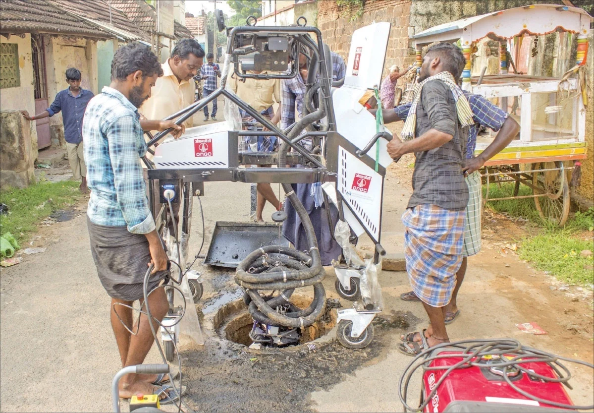 மலக்குழி... காவு வாங்கும் சமூக அநீதியும் `பாண்டிகூட் 2.0' ரோபோ நம்பிக்கையும்!
