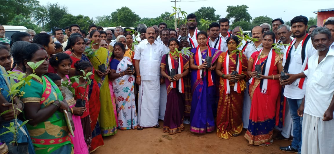 வேட்பாளர்களுடன் அமைச்சர் கடம்பூர் ராஜூ