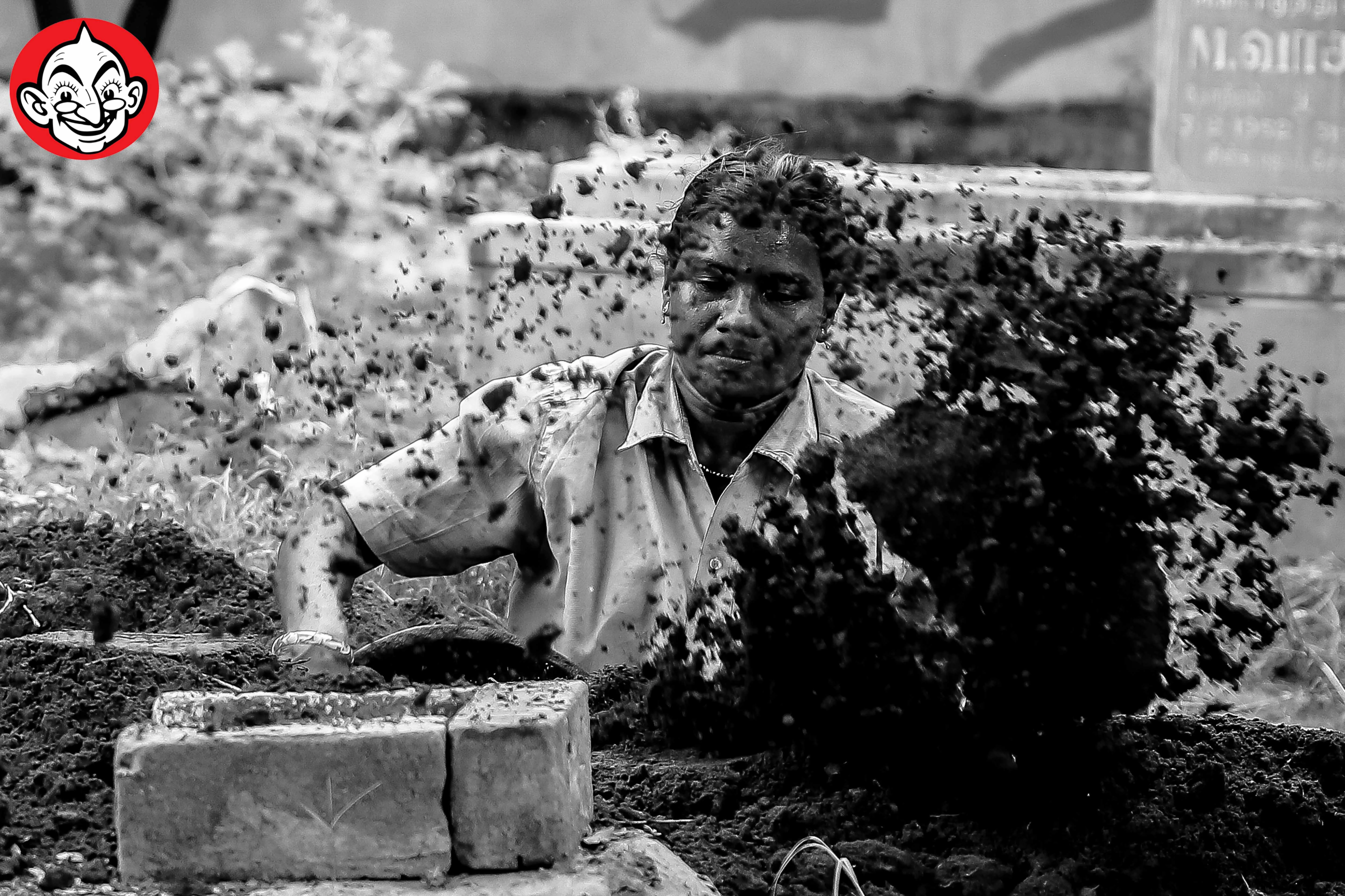 `கடந்த 20 ஆண்டுகளாக இதே மயானத்தில்தான் வேலை செய்துவருகிறேன்’