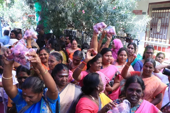 வெங்காயத்துடன் மகிளா காங்கிரஸ் பெண்கள்