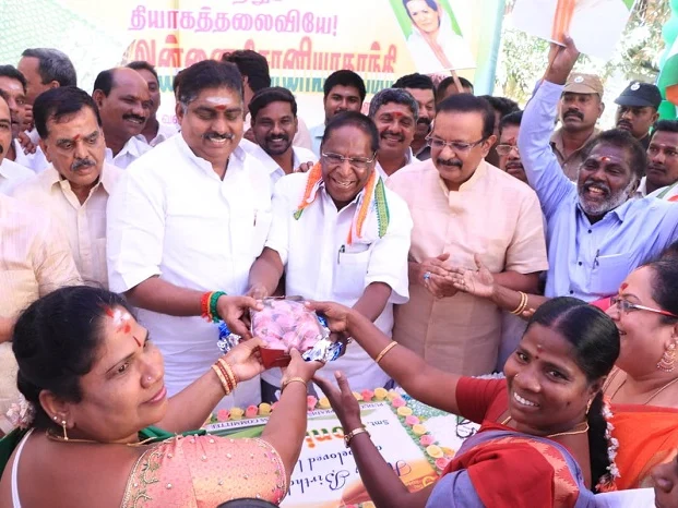 100 பெண்களுக்கு 50 கிலோ வெங்காயம்!- இது நாராயணசாமியின் `சோனியாகாந்தி பிறந்தநாள்'
