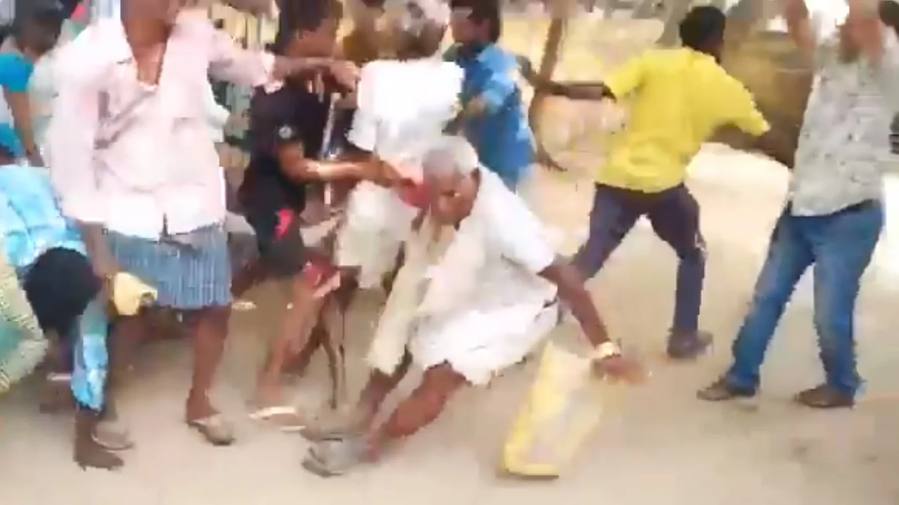 ஆந்திராவில் வெங்காயம் வாங்க குவிந்த மக்கள்