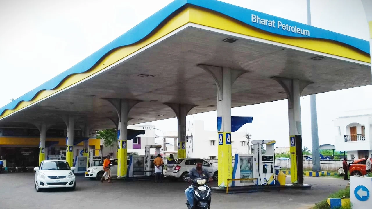 கான்ஃபெட் ஊழியர்கள்