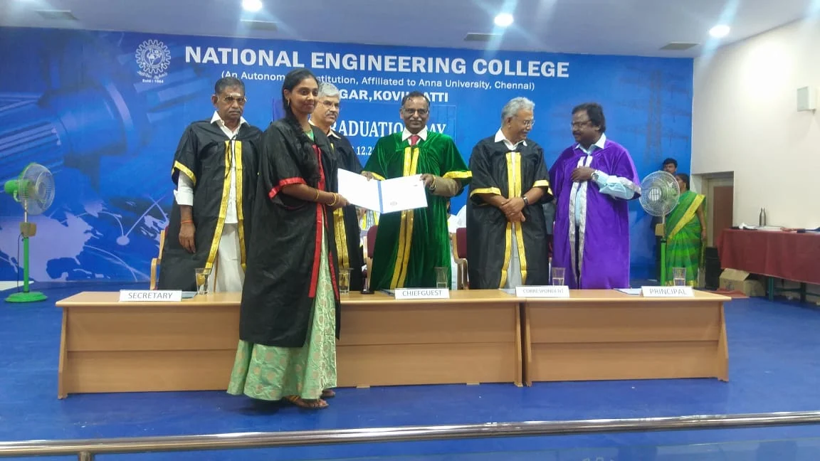 பட்டமளிப்பு விழாவில் நாராயணன்