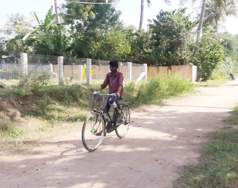சைக்கிளில் செல்லும் சந்தோஷ்