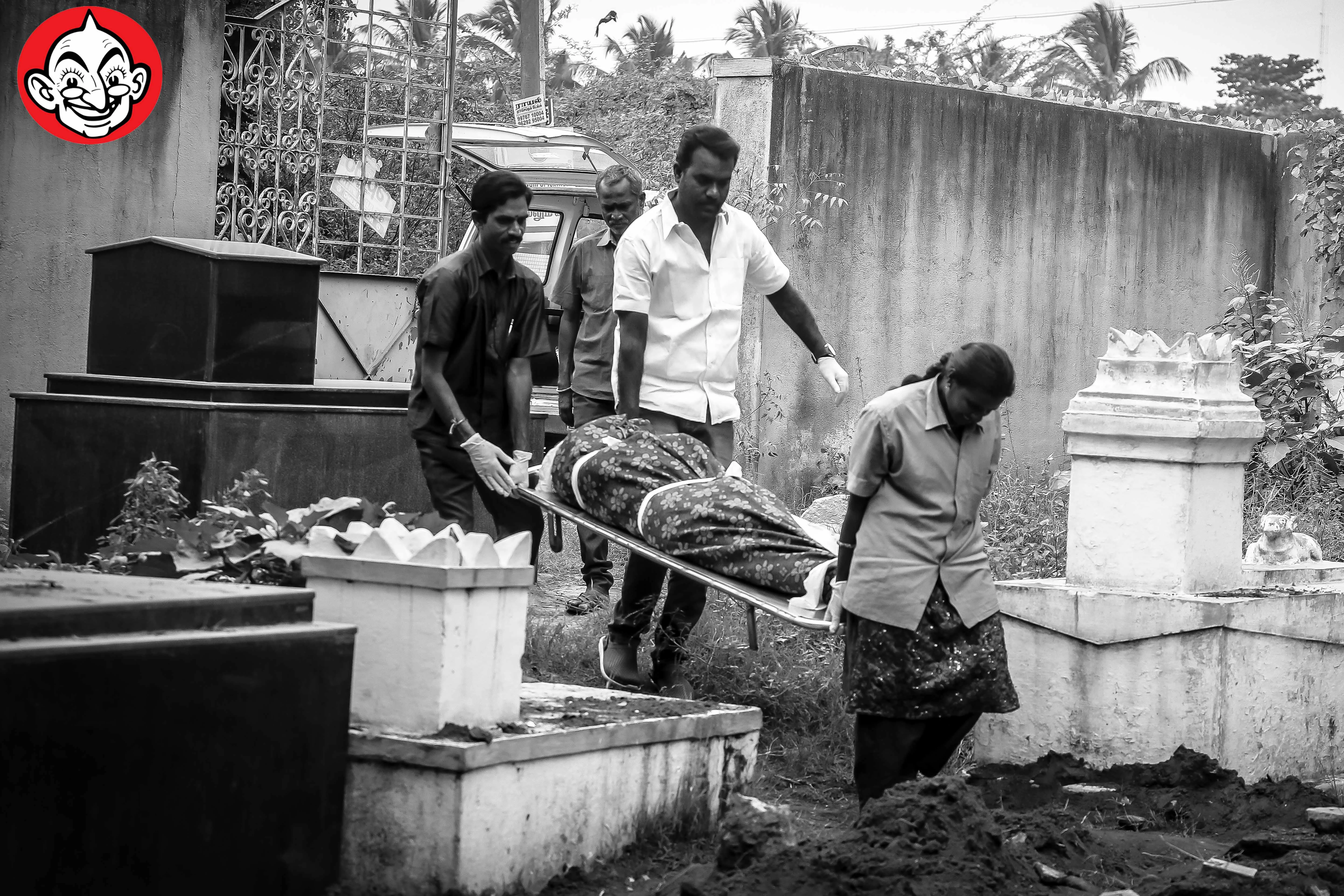 `தினமும் இங்கு 2 முதல் 3 உடல்கள் கொண்டு வருவார்கள். அனைவருக்கும் அவர்களது முறைப்படி இறுதி அஞ்சலி செலுத்துவேன்’