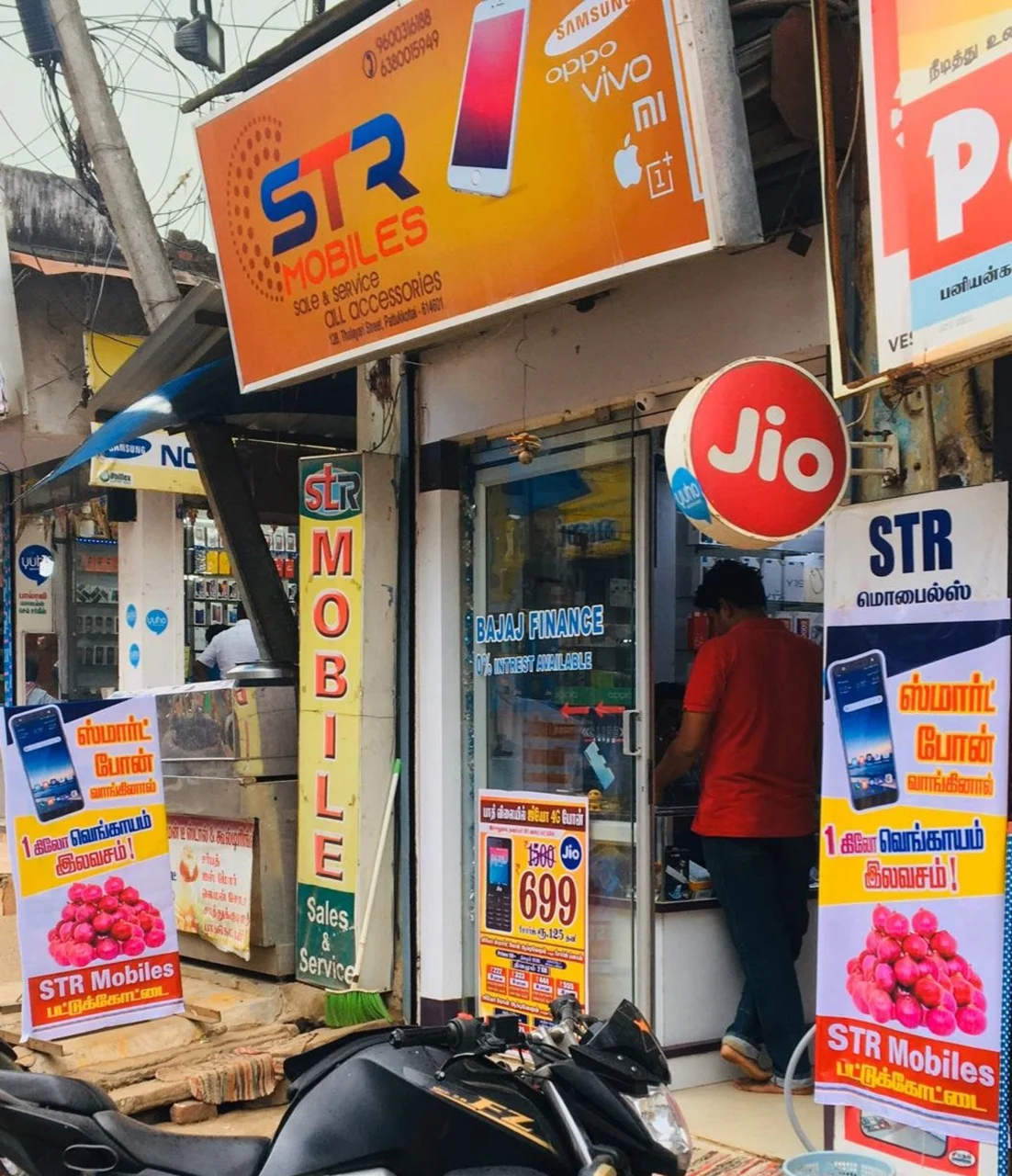 `ஸ்மார்ட் போன் வாங்கினால் வெங்காயம் இலவசம்!’- பட்டுக்கோட்டையில் அசத்தல் ஆஃபர்