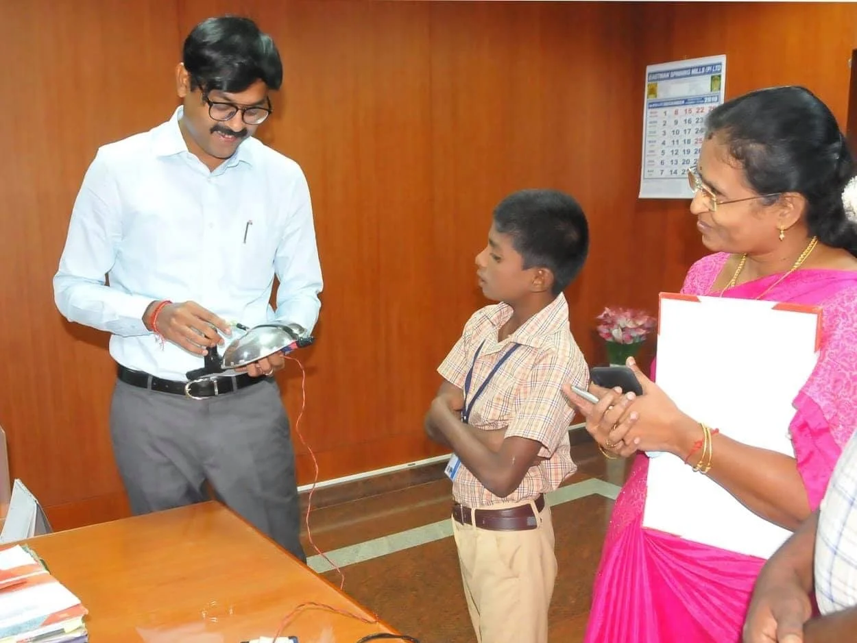 `பள்ளி அலாரத்தை ஏன் செய்யக் கூடாது என நினைத்தேன்!' - திருப்பூர் ஆட்சியரை ஆச்சர்யப்பட வைத்த மாணவன்