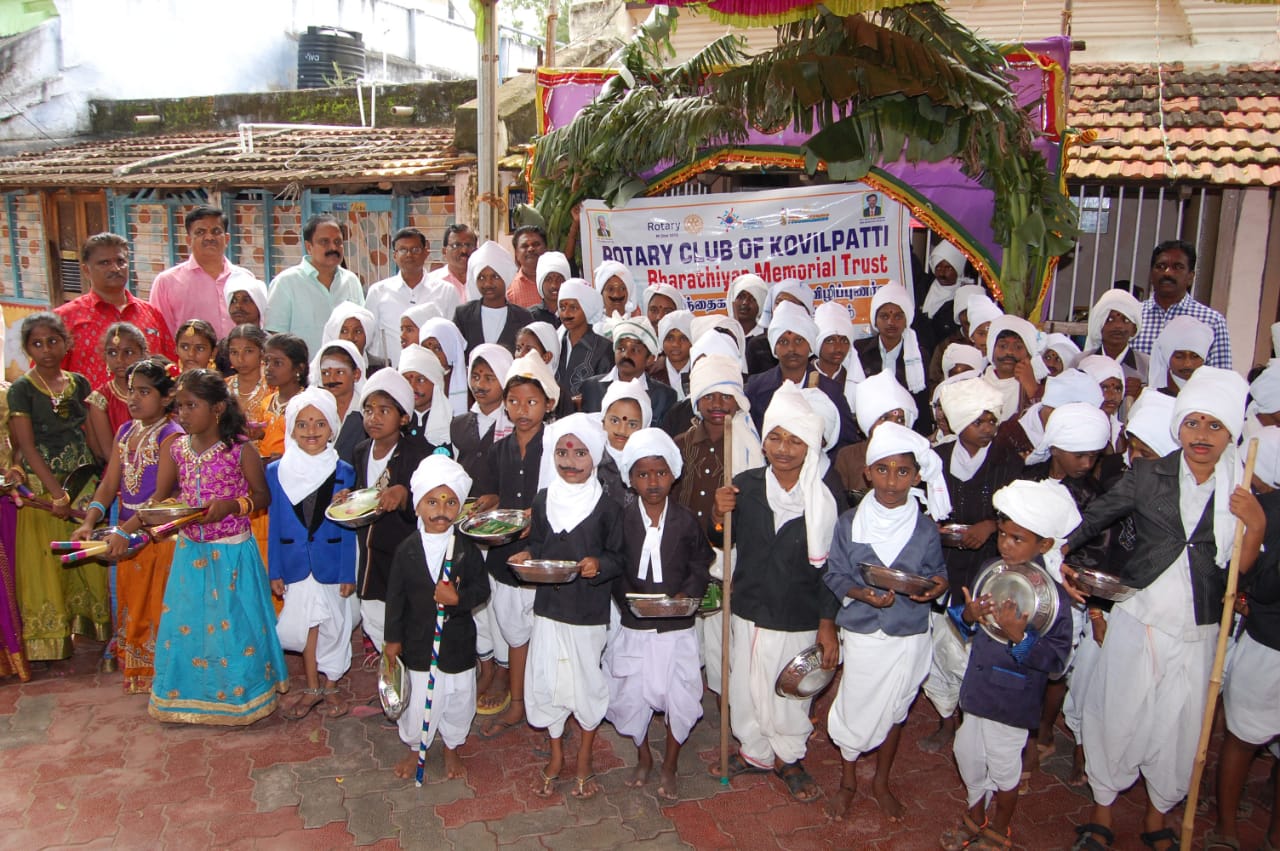 பாரதி இல்லம் முன்பு, பாரதி வேடமணிந்த மாணவர்கள்