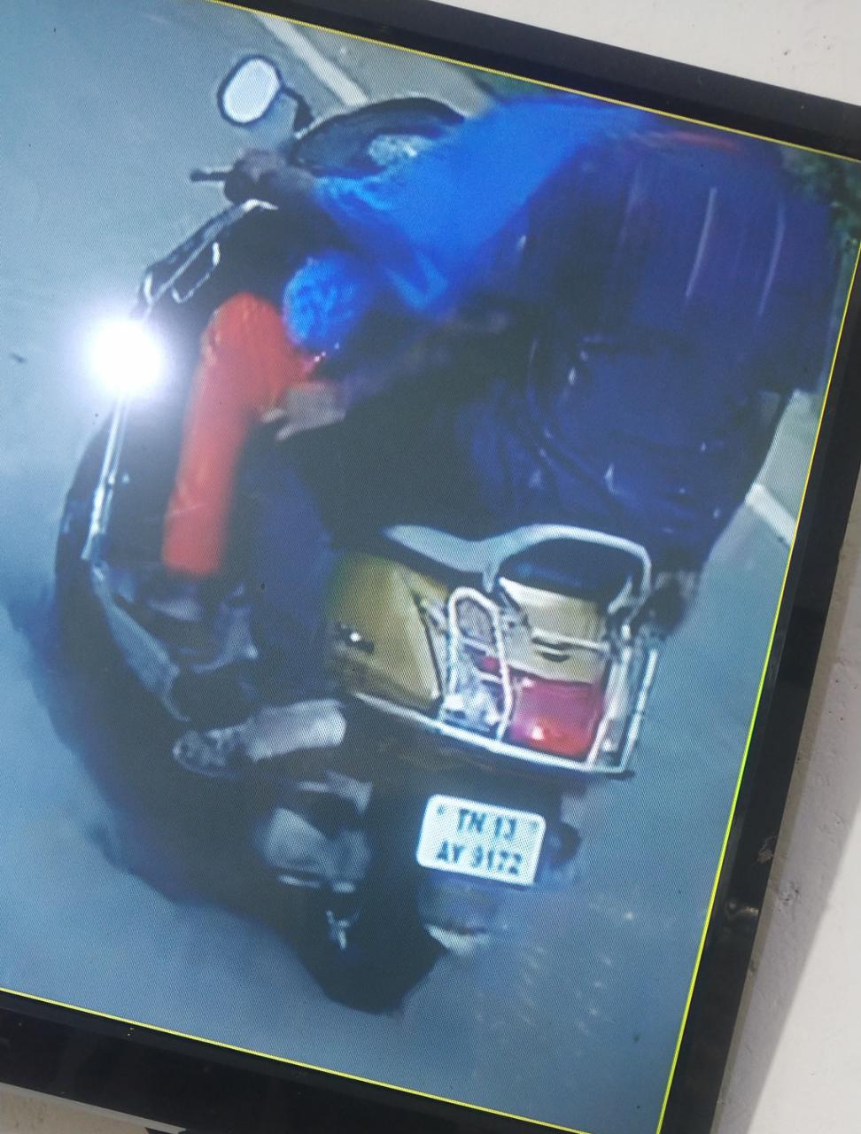 பைக்கில் செல்லும் ரேவதி, ராஜேஷ்