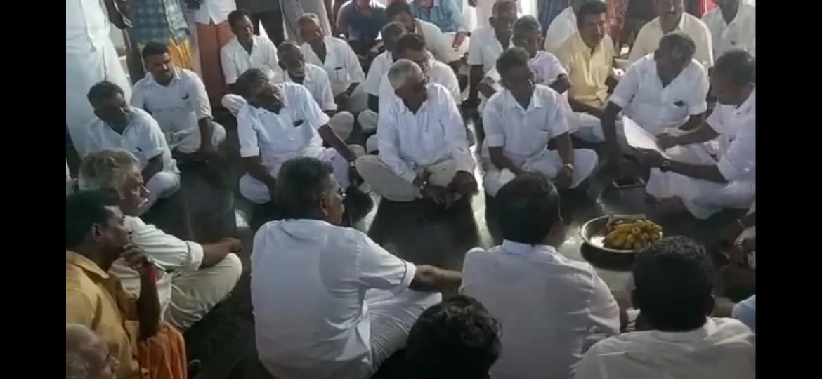 ஊர் கூட்டத்தில்
