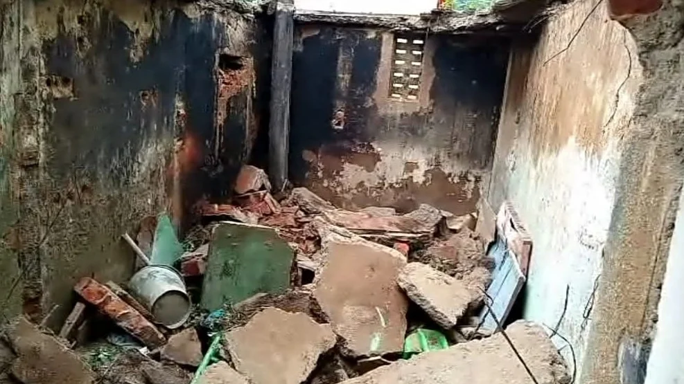 இடிந்த அரசுப் பள்ளிக் கட்டடம்