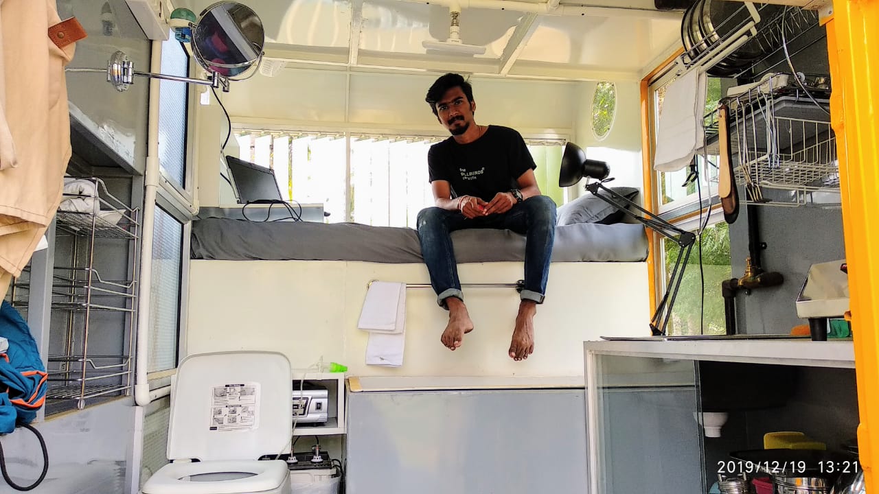 வீட்டுக்குள்