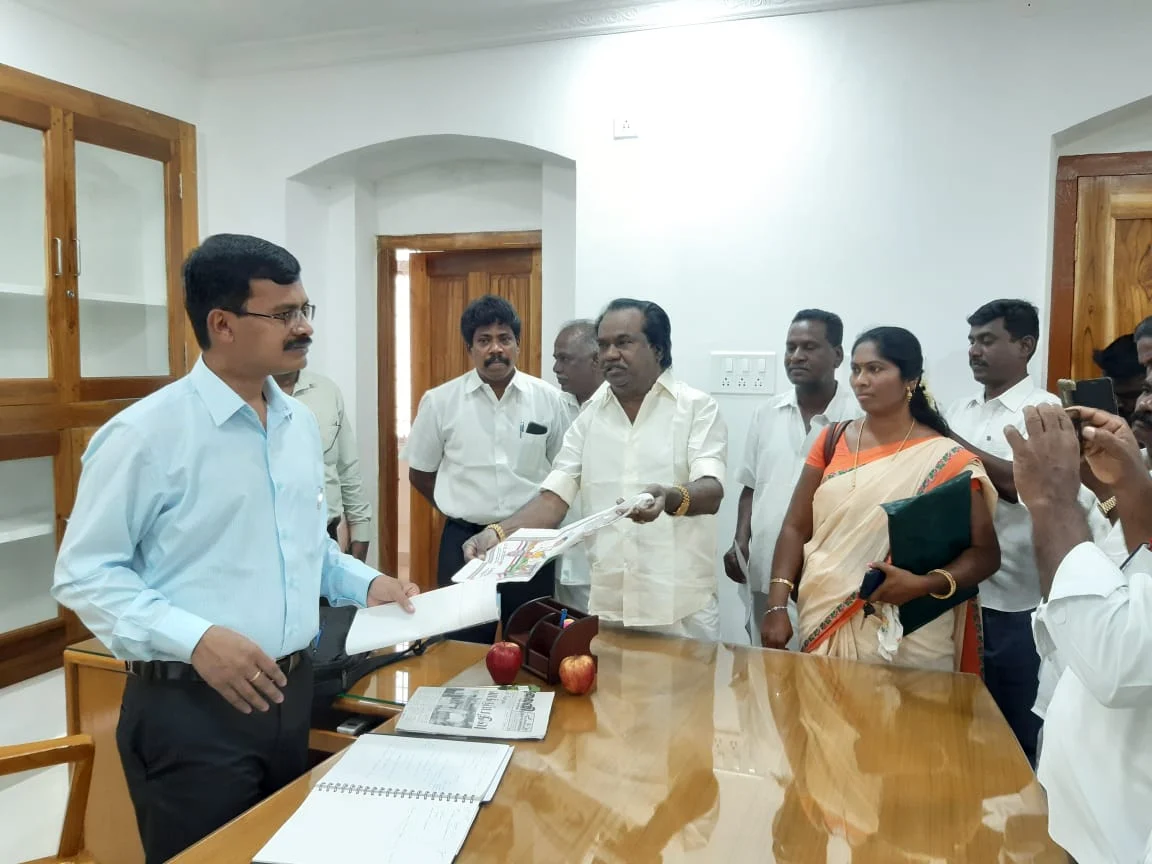 மாவட்ட ஆட்சியரிடம் புகார் அளித்த தி.மு.கவினர்