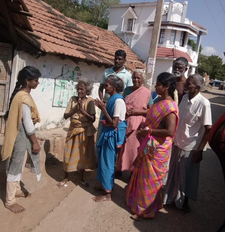 வாக்காளர்களுக்கு நன்றி தெரிவிக்கும் மூதாட்டி