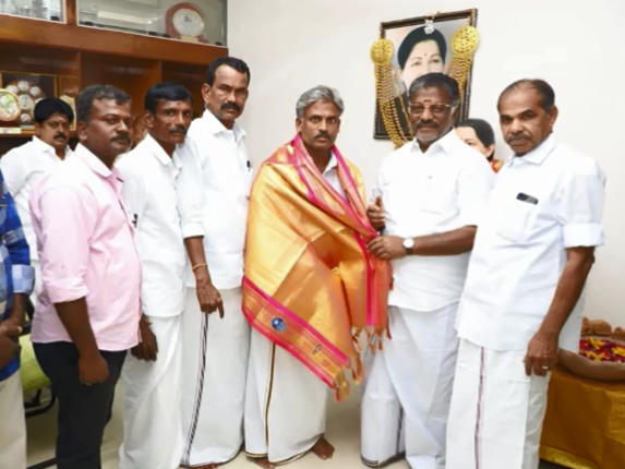 `இரவில் ஆலோசனை; ஓ.பி.எஸ்ஸின் மாஸ்டர் பிளான்?'- மறைமுகத்தேர்தலை தேனி அ.தி.மு.க புறக்கணித்த பின்னணி