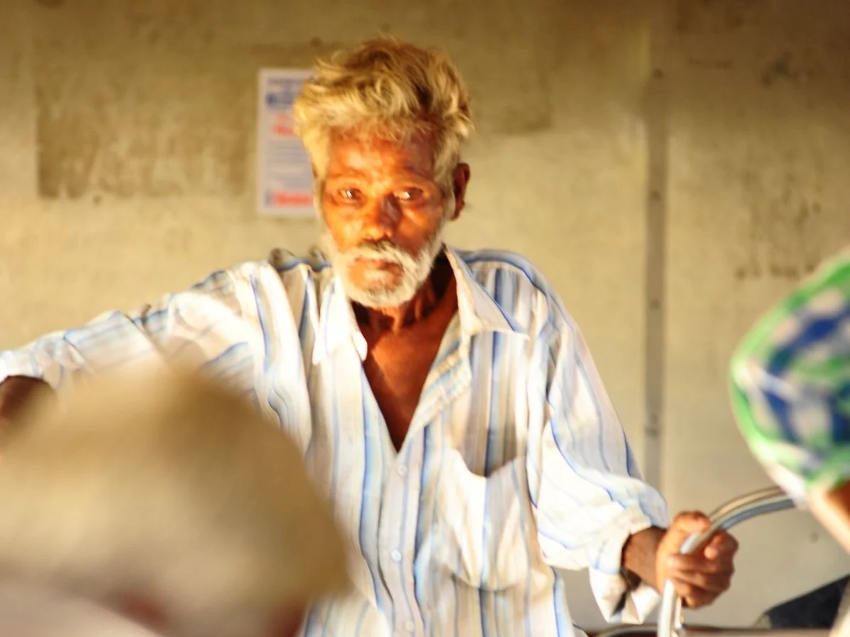 `தாத்தா இத சாப்பிடுங்க...' அன்பு கசிந்த நிமிடம்! - ரயில்பெட்டிக் கதைகள்
